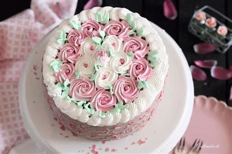 Buttercreme-Blumen auf Torte