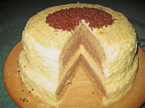 Buttercreme-Torte aufgeschnitten, Schichtansicht