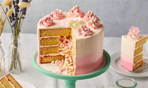 Buttercreme-Torte im Anschnitt mit Fondantdecke und Blüten