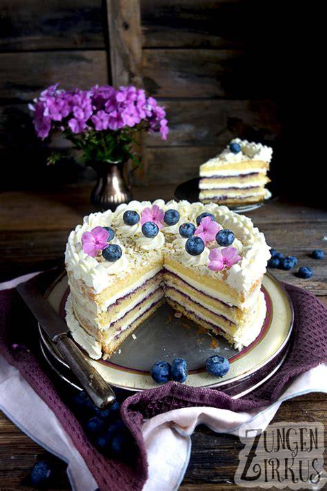 Buttercreme-Torte mit Ombre-Effekt und aufgespritzten Blüten