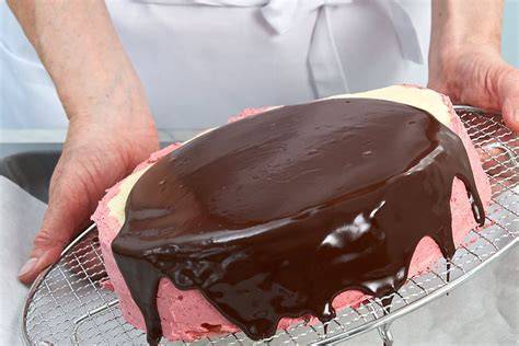 Buttercreme-Verarbeitungsschritte auf der Prinzessinnentorte