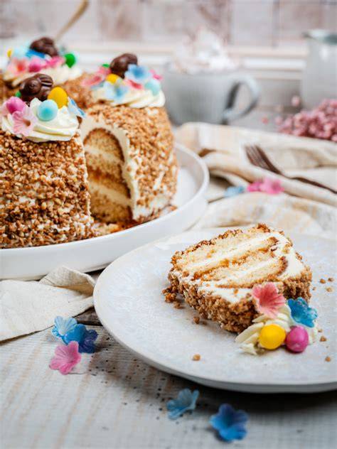 Buttercremetorte Stück perfekt angeschnitten