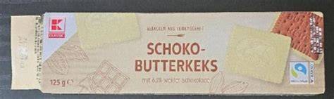 Butterkeks mit weißer Schokolade auf Holzbrett