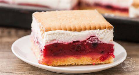 Butterkeks-Kuchen mit Sahnetopping und verzierten Keksen
