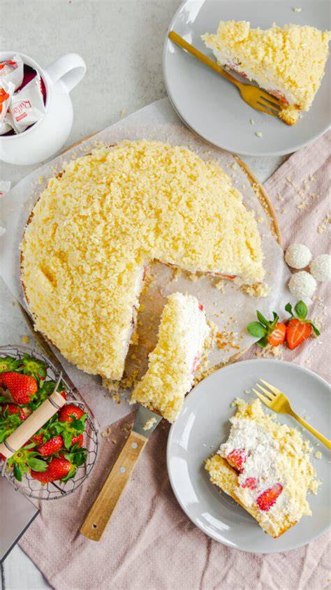 Butterkeks-Torte ohne Backen, geschichtet mit Kokoscreme und Raffaellos