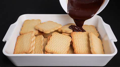 Butterkeksboden-Zubereitung: zerbröselte Kekse und geschmolzene Schokolade