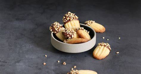 Butterkekse mit Schokolade und gehackten Haselnüssen