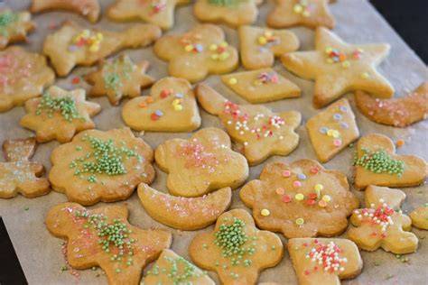 Butterkekse mit Zuckerguss und bunten Streuseln
