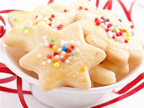 Butterkekse verzieren mit bunter Kuvertüre und Süßigkeiten