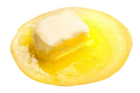 Butterkekskrümel und geschmolzene Butter in Schüssel
