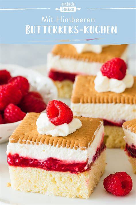 Butterkekskuchen angeschnitten mit Himbeeren und Sahne