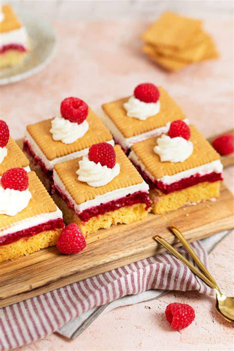 Butterkekskuchen aufgeschnitten mit Schichten: Rührteig, Pudding, Sahne, Butterkekse