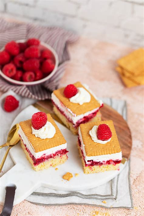 Butterkekskuchen mit Schmand und fruchtiger Himbeerschicht