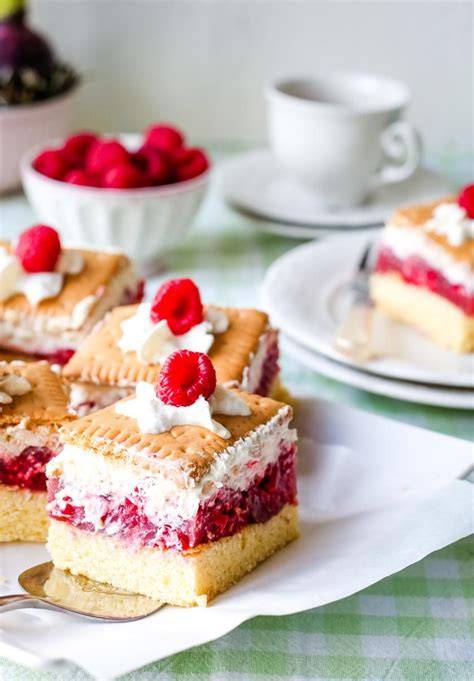 Butterkekskuchen mit Schokoladenraspeln und Creme-Schichten