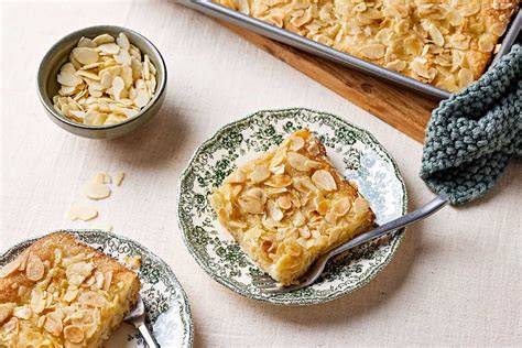Butterkuchen auf dem Blech mit Mandeln und Sahneguss, Detailaufnahme der knusprigen Mandelschicht