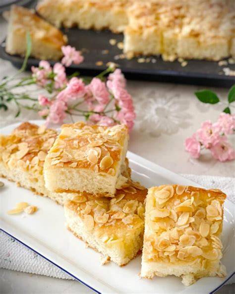 Butterkuchen auf dem Blech mit Mandeln und Zuckerkruste