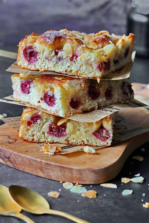 Butterkuchen mit Kirschen und Pudding - angerichtet auf dem Tisch