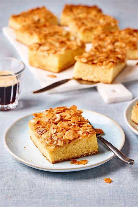 Butterkuchen mit Kirschen und Pudding - serviert mit Sahne