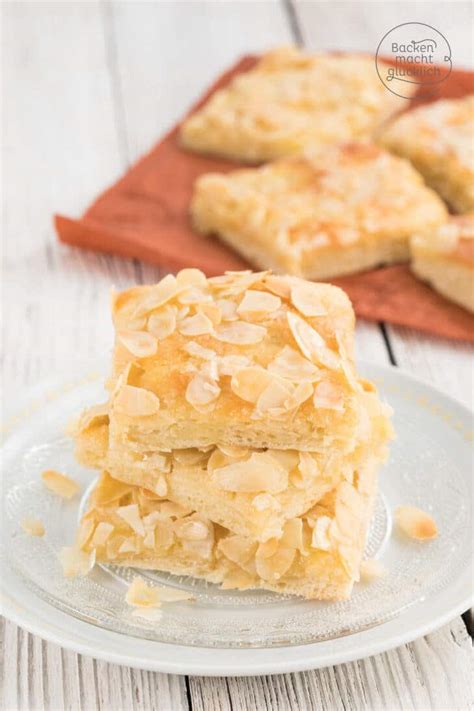 Butterkuchen mit Mandelblättchen, Sahneguss und Früchten