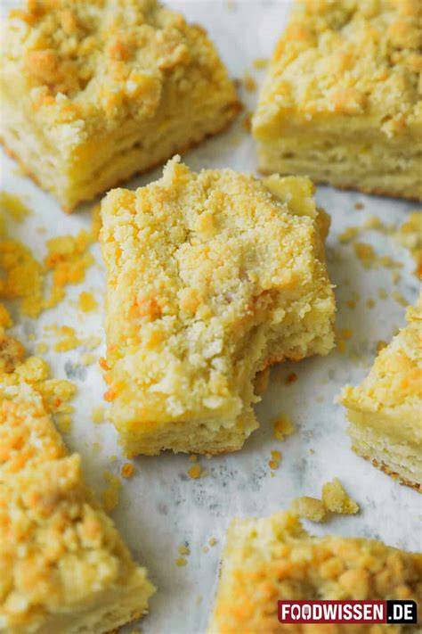 Butterkuchen mit Streusel frisch gebacken auf dem Blech