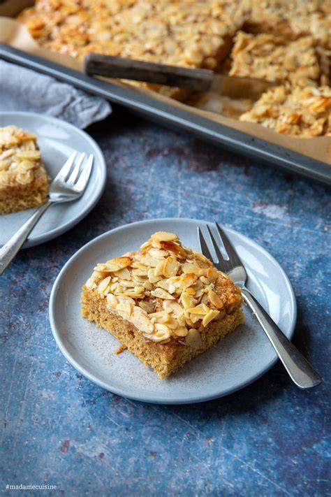 Butterkuchen mit Vollkorn und Mandel-Honig-Guss auf Backblech