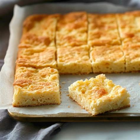Butterkuchen vom Blech: Verteilen des Mandel-Honig-Gusses