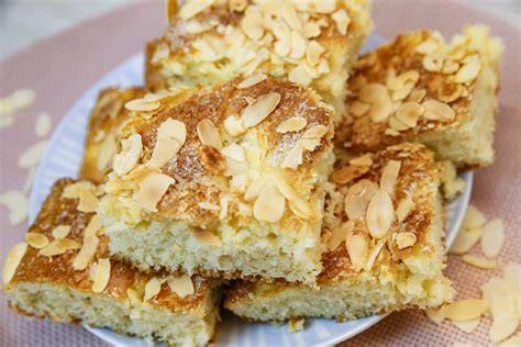 Butterkuchen vom Blech mit Puddingrosen und Mandelblättchen