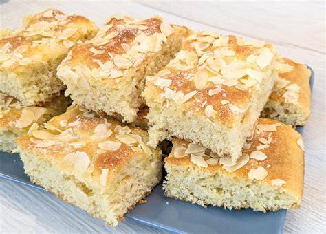 Butterkuchen vom Blech mit knuspriger Mandelschicht