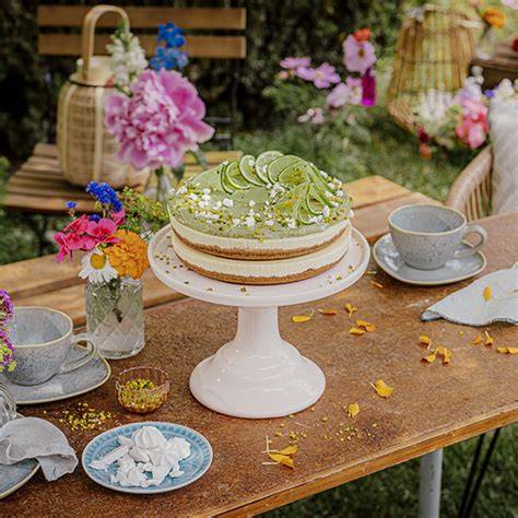 Butterkuchengenuss im Sommer: Kuchen, Garten, Planschbecken
