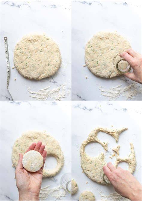 Buttermilch Biskuits auf einem Kuchengitter, frisch gebacken
