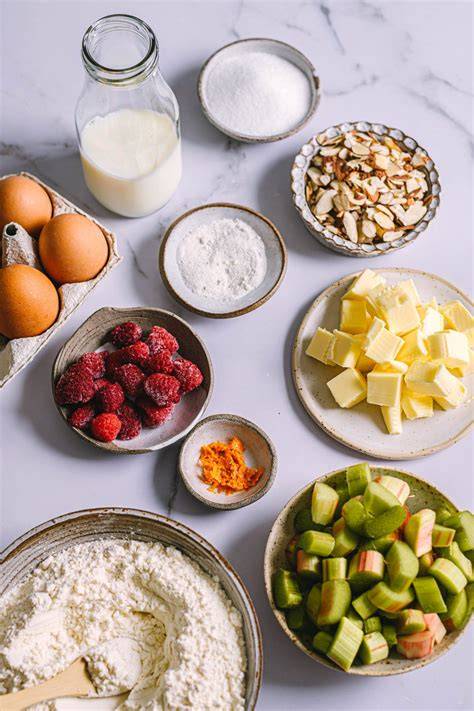 Buttermilch und Kuchen - Zutaten, Milchprodukte und Früchte