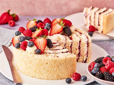 Buttermilch-Beeren-Torte angeschnitten auf einer Tortenplatte