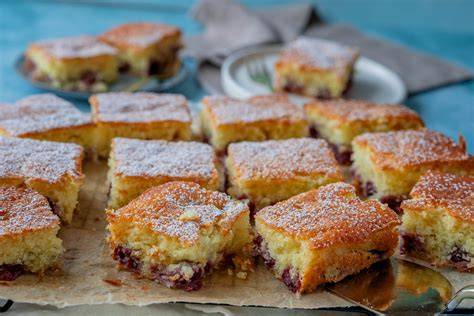 Buttermilch-Blechkuchen mit TK-Beeren, frisch bestäubt