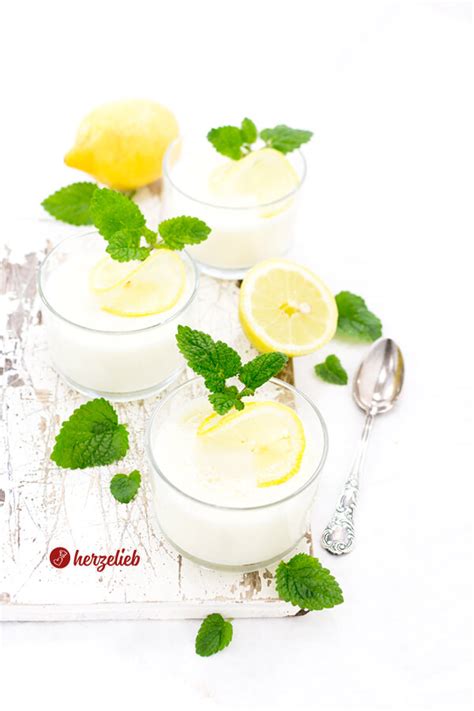 Buttermilch-Dessert im Glas mit Zitronenscheiben