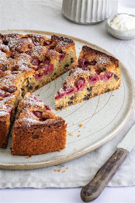 Buttermilch-Kirsch-Kuchen auf Springform, angeschnitten