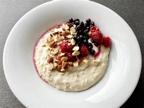 Buttermilch-Pudding mit Nüssen und Obst garniert