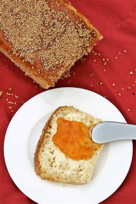 Buttermilchbrot mit Marmelade und Honig angerichtet