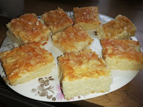 Buttermilchkuchen Schokolade auf Blech angerichtet und dekoriert