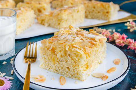 Buttermilchkuchen klassisch gebacken, mit Zuckerguss und Schokostreuseln