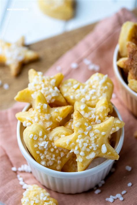 Buttermilchplätzchen mit Hagelzucker auf Gitter