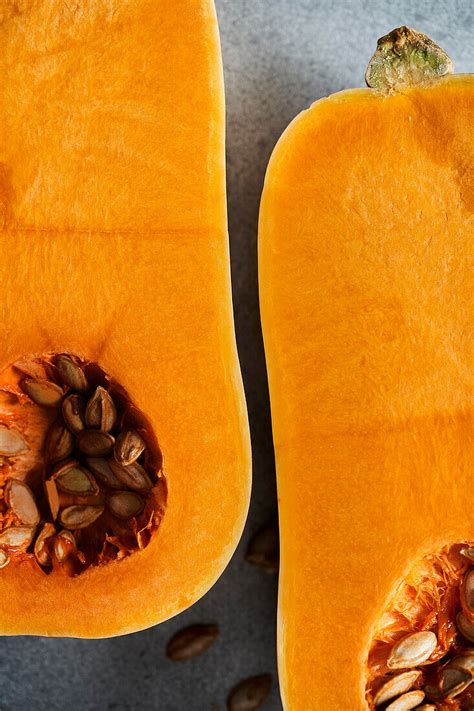 Butternusskürbis halbiert auf Brett