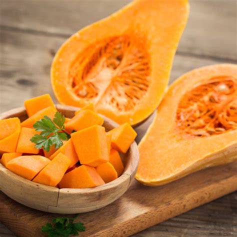 Butternut-Kürbis aufgeschnitten und gewürfelt
