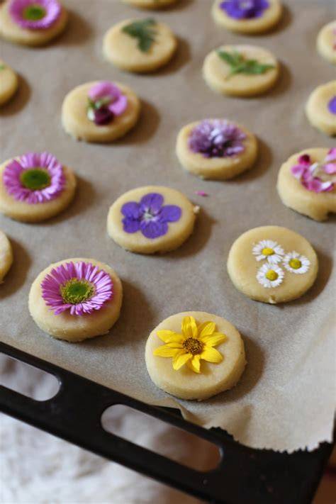 Butterplätzchen mit Orangenschale und Blüten