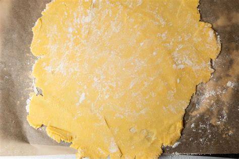 Butterplatte auf Backpapier ausgerollt