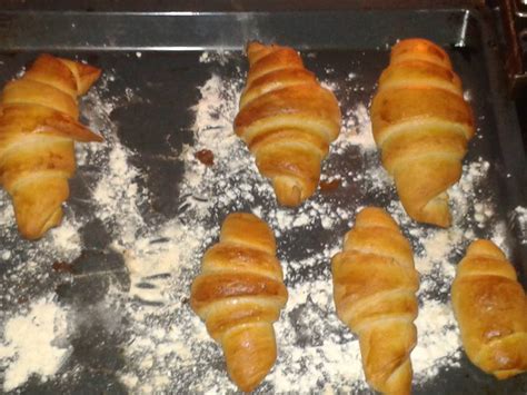 Butterplatte für Croissants auf Backpapier ausgerollt