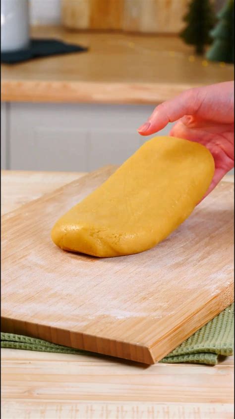 Butterplatte vorbereiten: Butter auf Backpapier zu Quadrat rollen