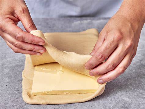 Butterplatte wird vorbereitet und ausgerollt