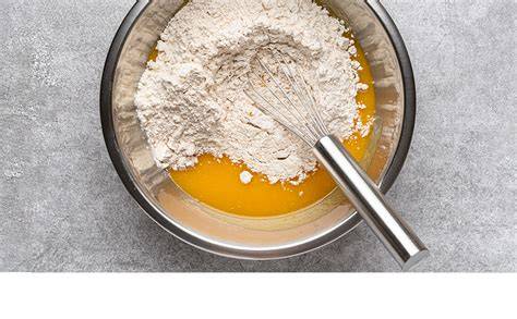 Butterschmalz, Zutaten und Schüssel mit Teig