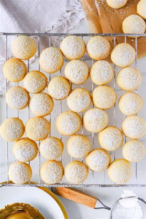 Butterwölkchen auf Backblech, mit Puderzucker bestäubt