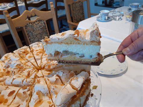 Café Bisdorf mit Torten und Außenanlagen